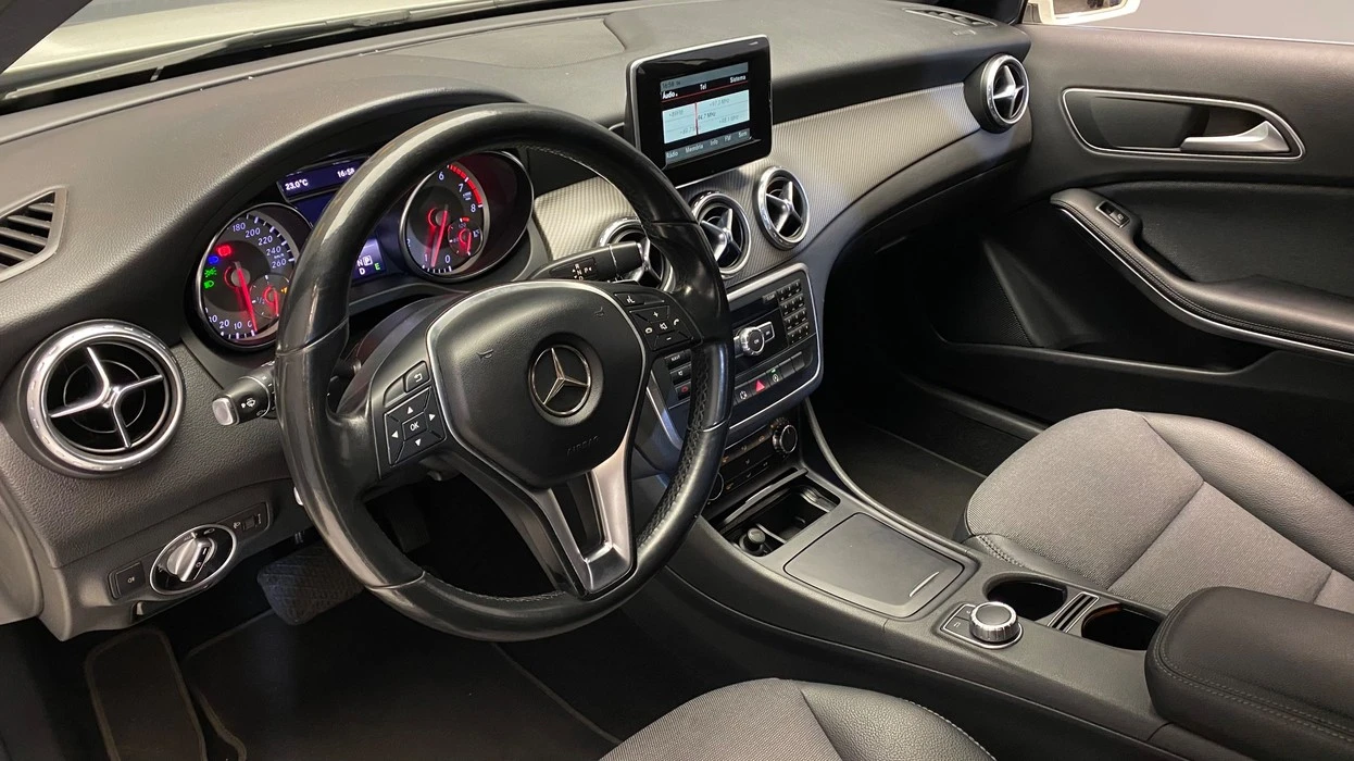 MERCEDES-BENZ GLA 200