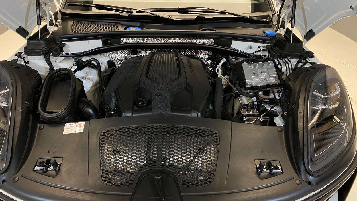 PORSCHE MACAN