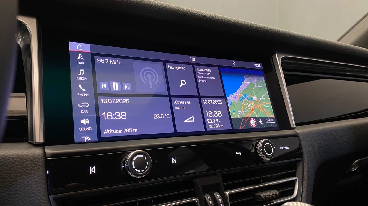 PORSCHE MACAN