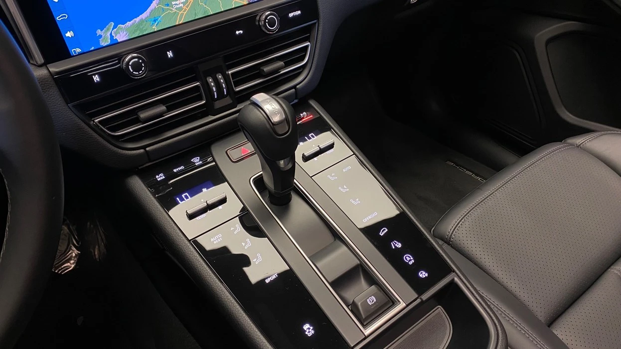 PORSCHE MACAN