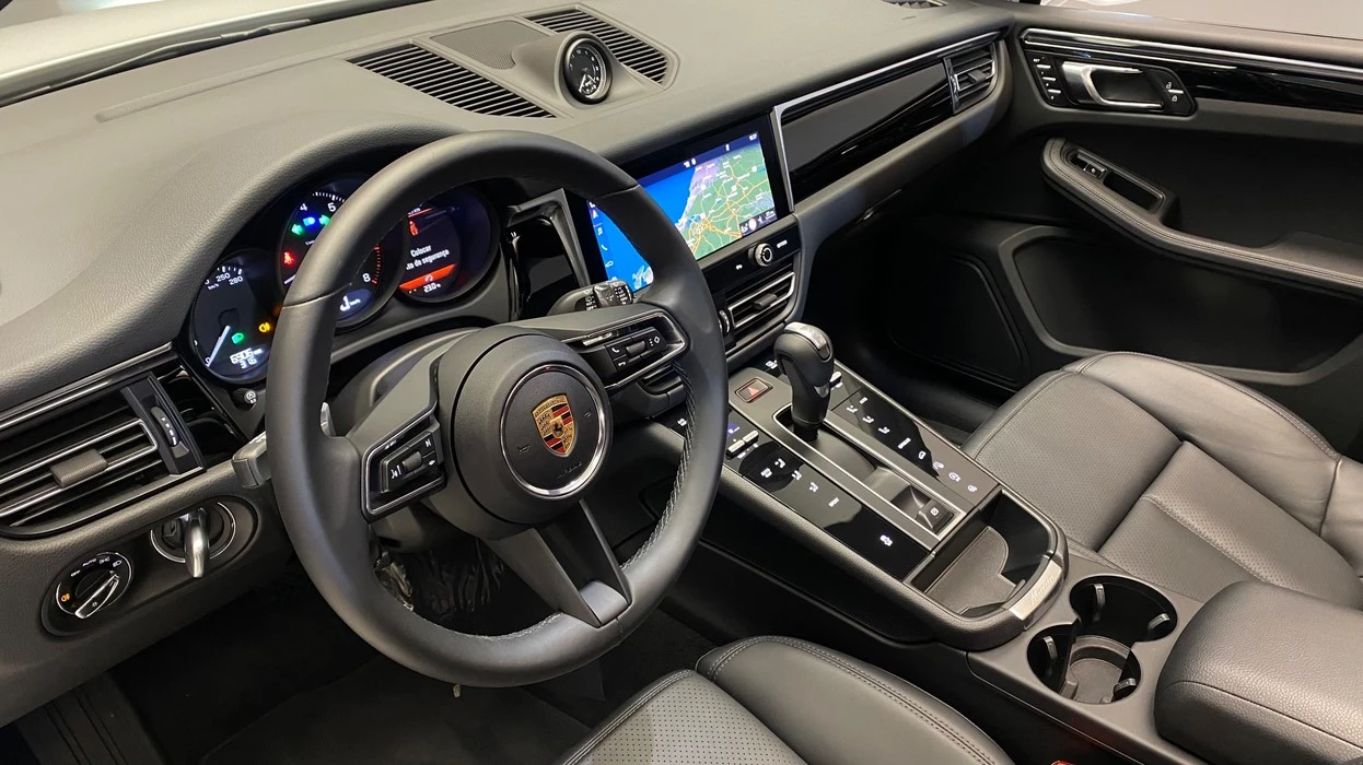 PORSCHE MACAN