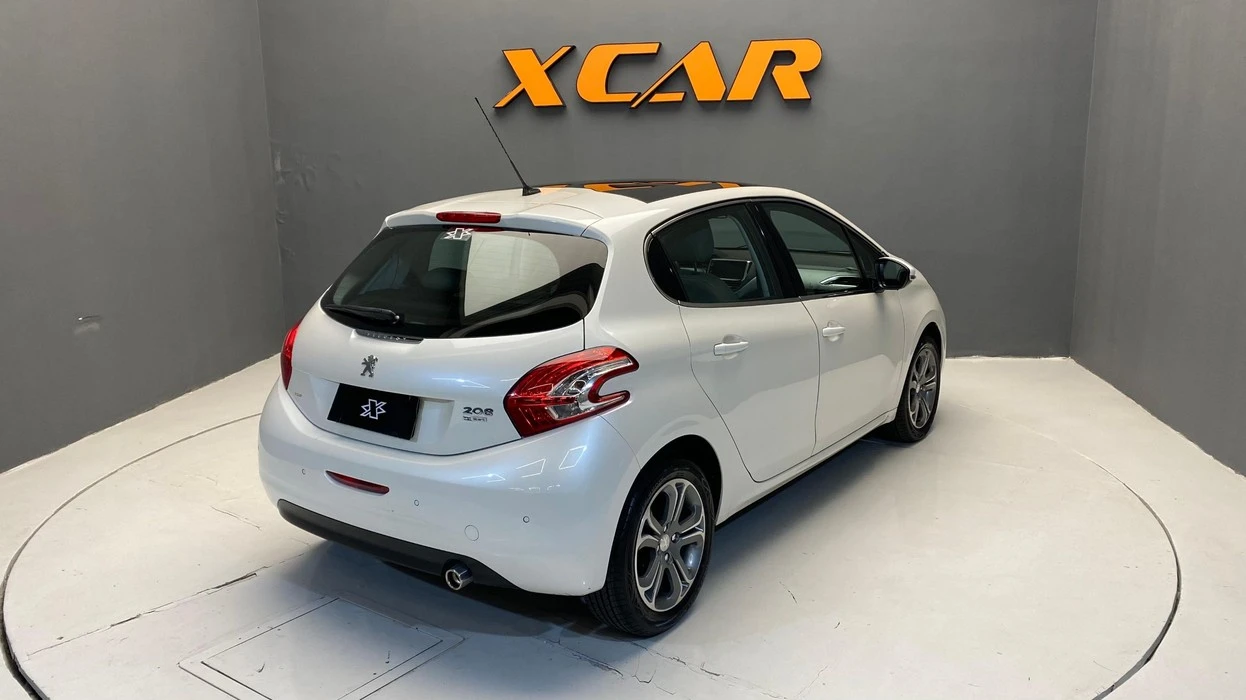 PEUGEOT 208