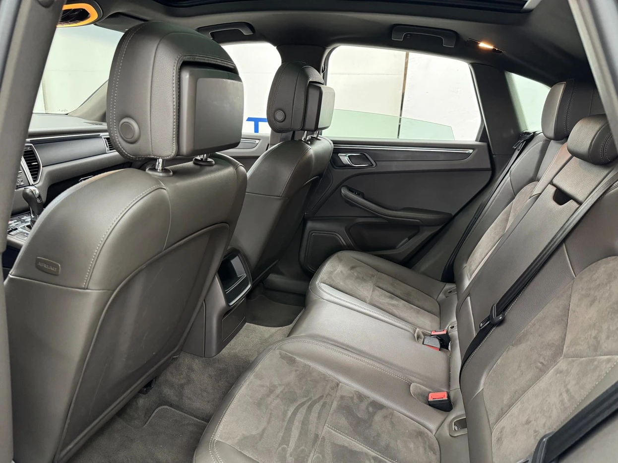 PORSCHE MACAN