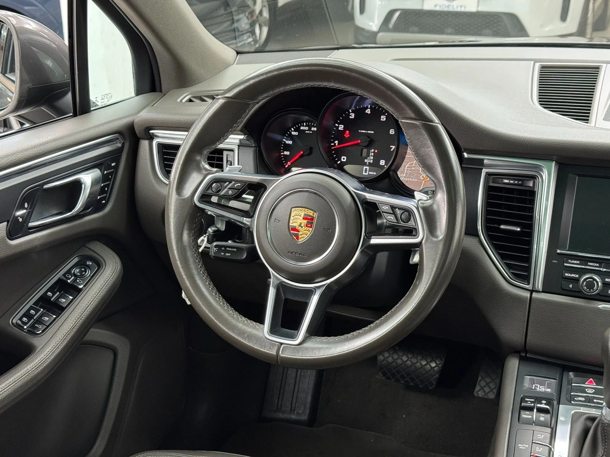 PORSCHE MACAN
