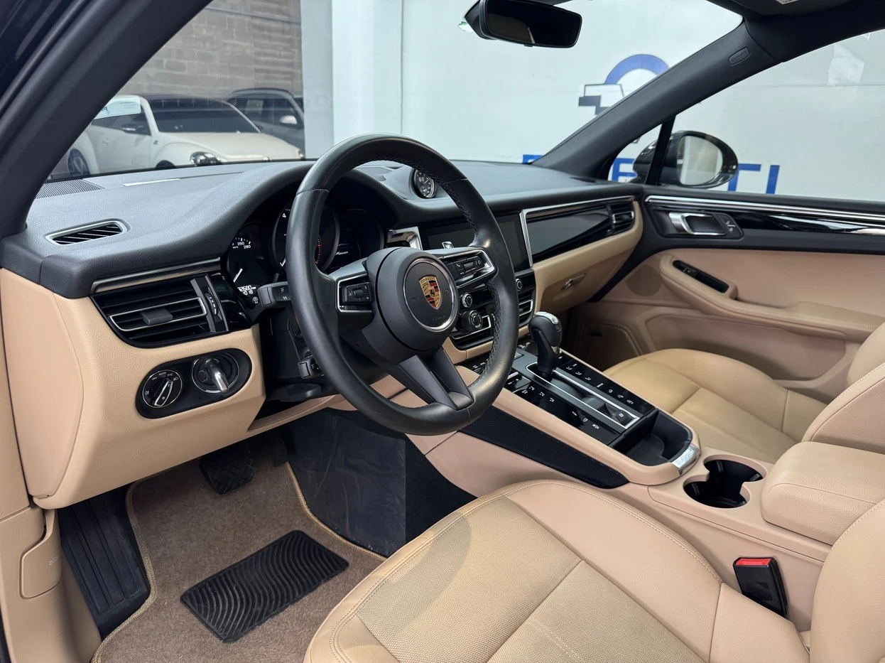 PORSCHE MACAN