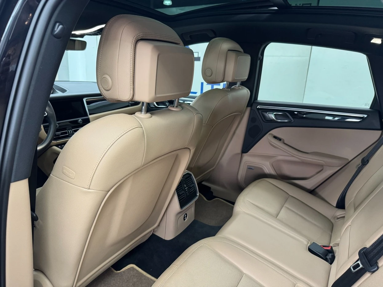 PORSCHE MACAN