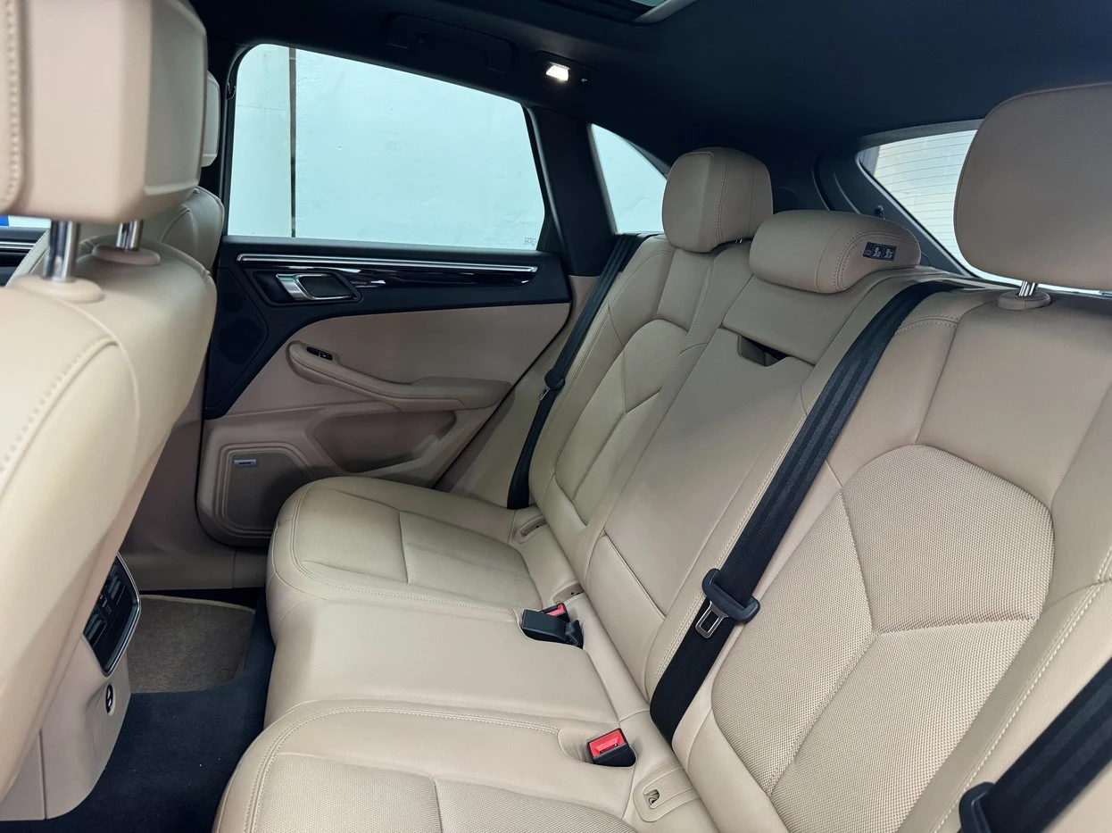 PORSCHE MACAN