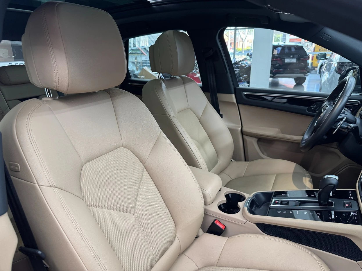 PORSCHE MACAN