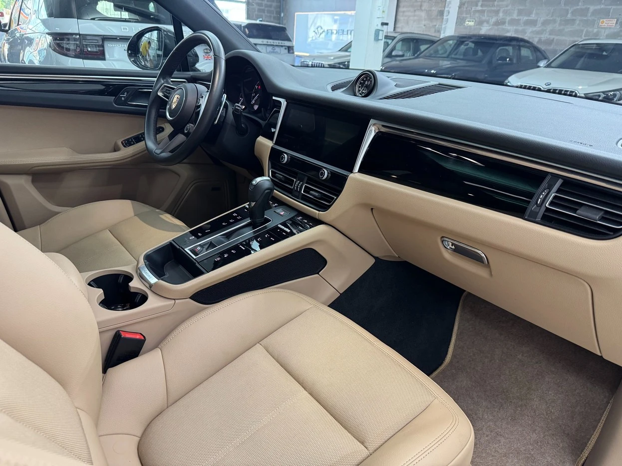 PORSCHE MACAN