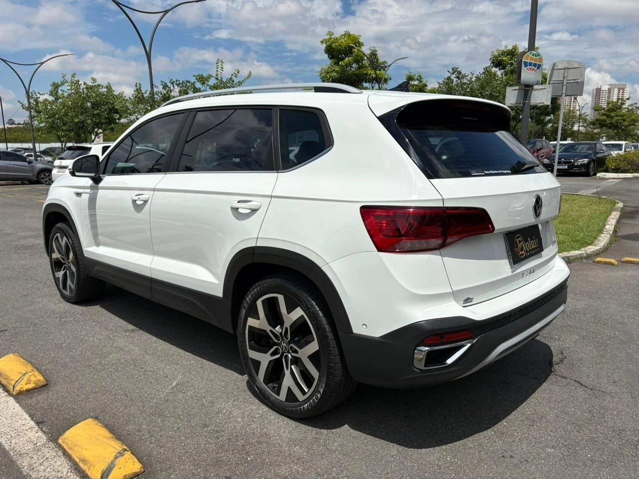 VOLKSWAGEN TAOS