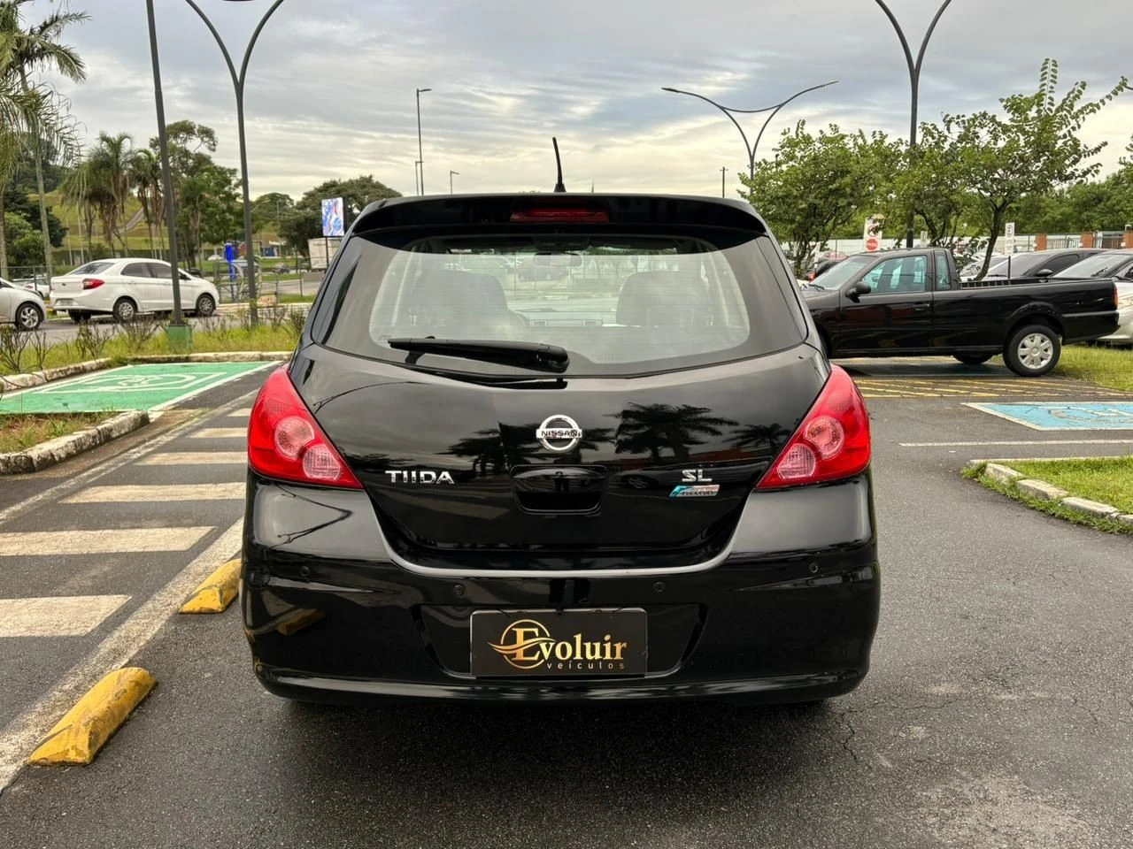 NISSAN TIIDA