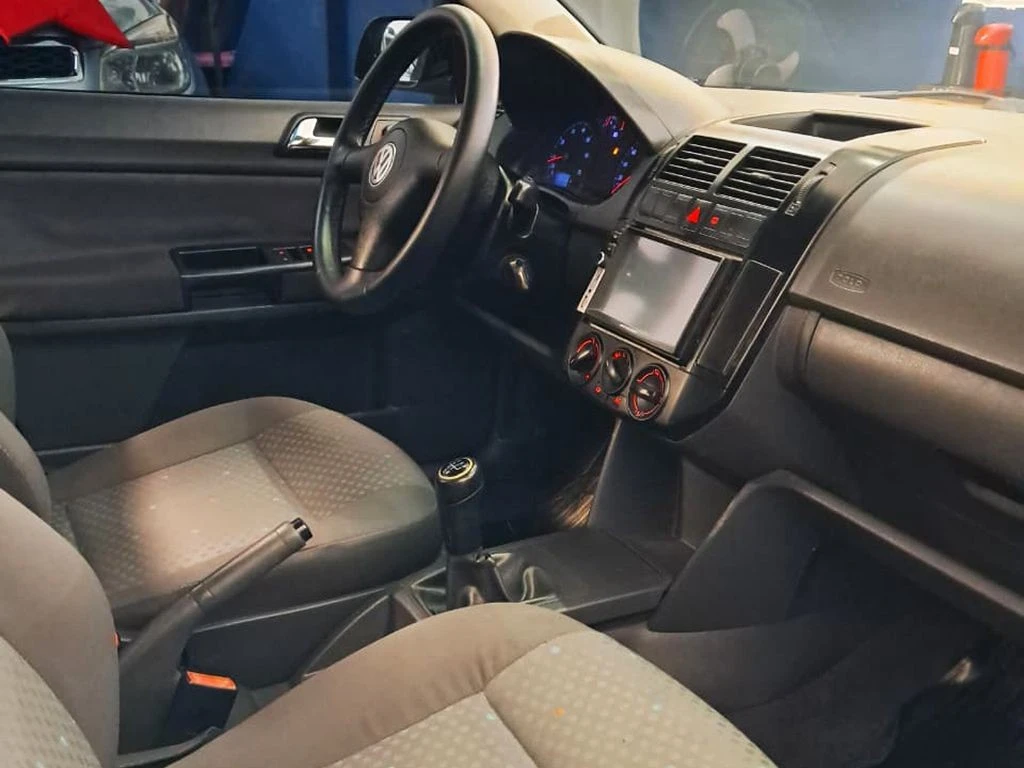 VOLKSWAGEN POLO SEDAN