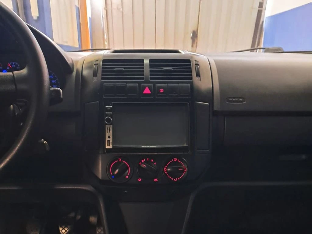 VOLKSWAGEN POLO SEDAN