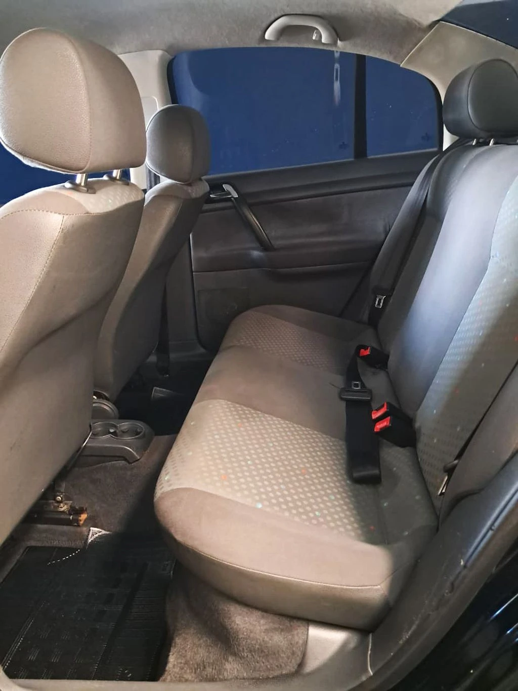 VOLKSWAGEN POLO SEDAN