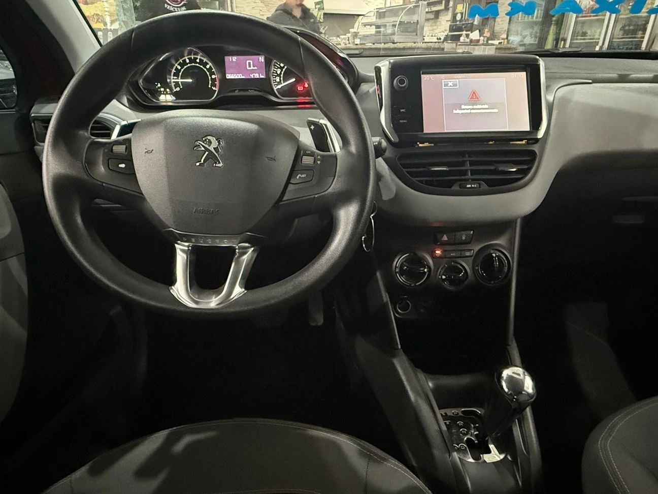 PEUGEOT 208