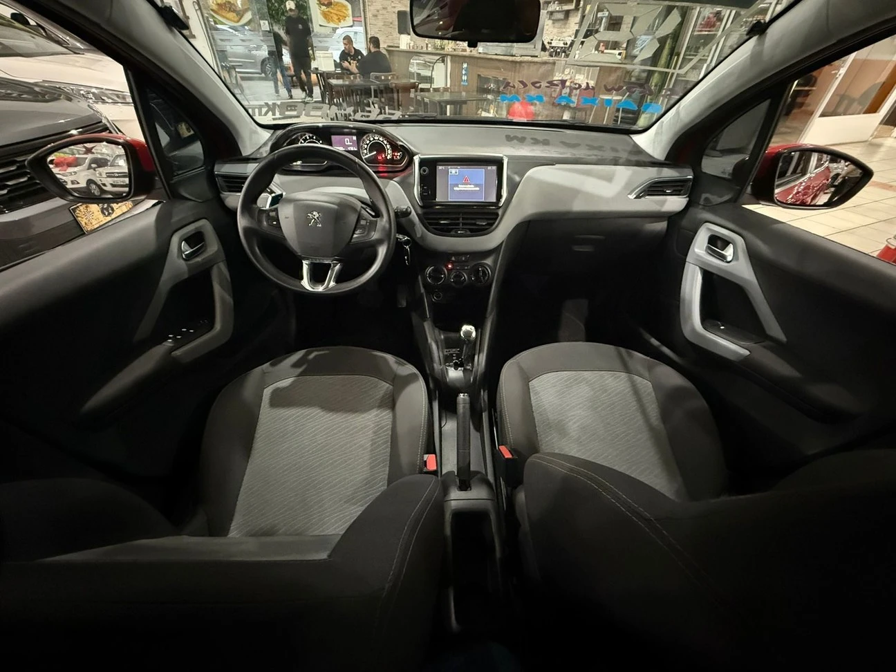 PEUGEOT 208