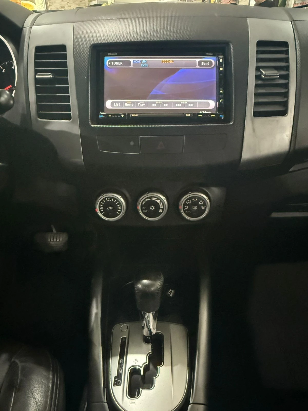 MITSUBISHI OUTLANDER
