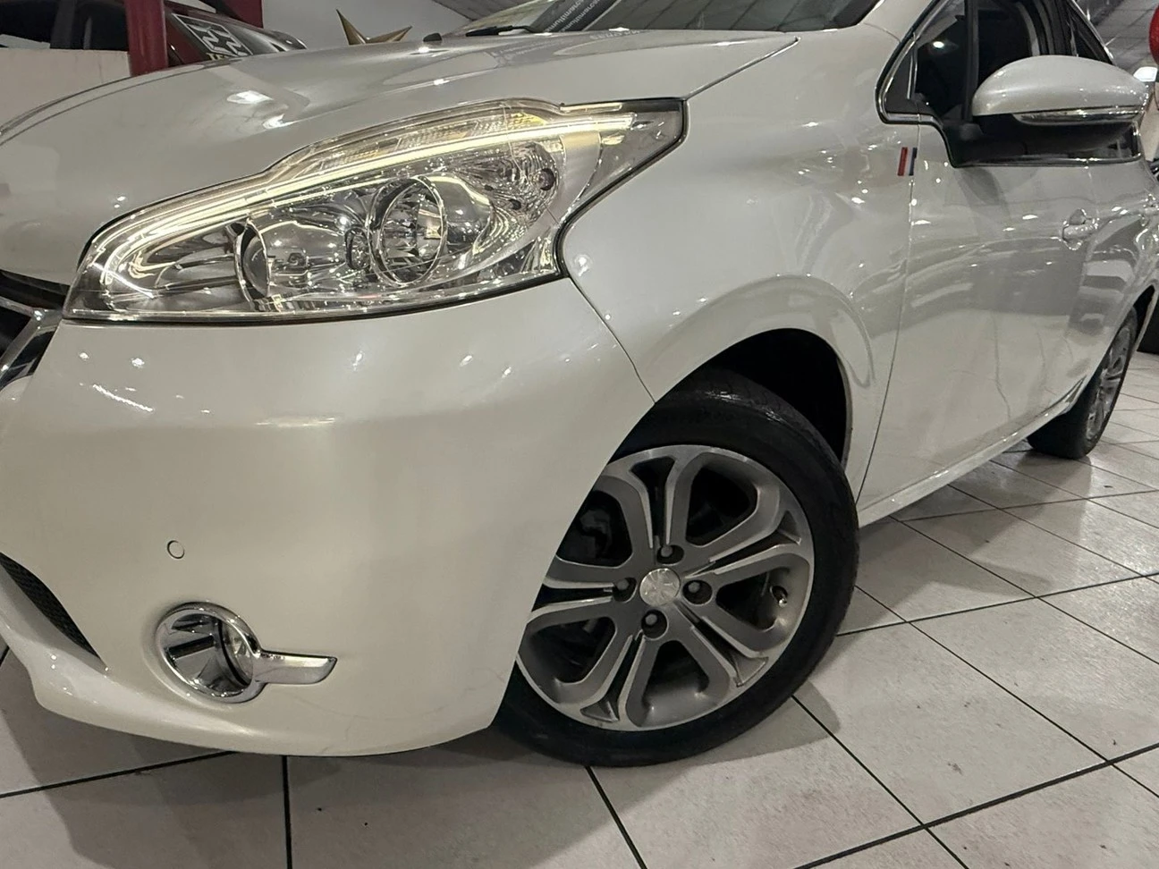PEUGEOT 208