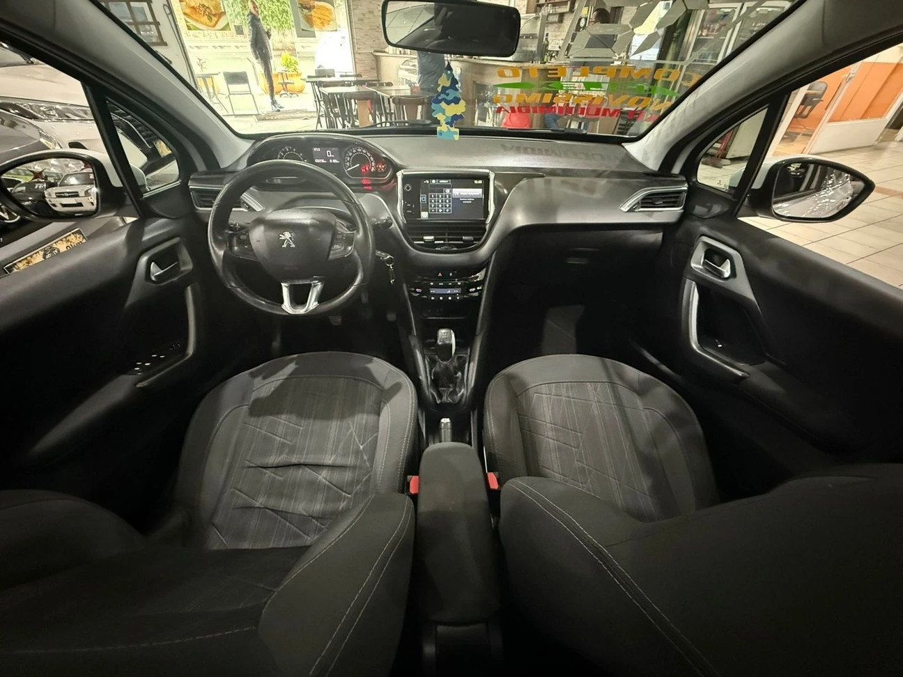 PEUGEOT 208