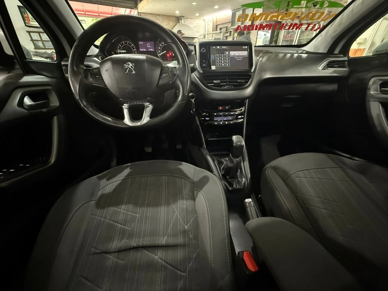 PEUGEOT 208