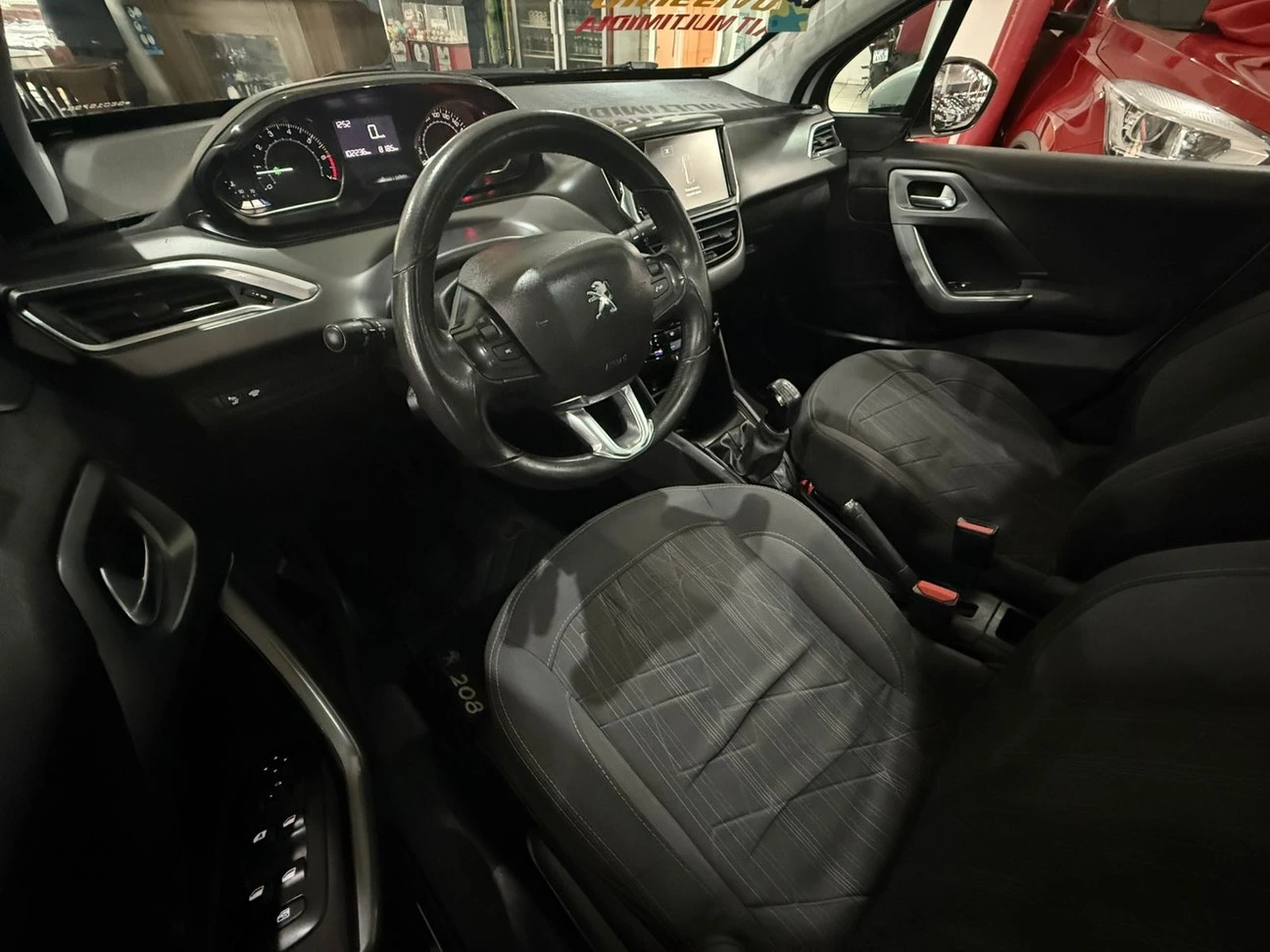 PEUGEOT 208