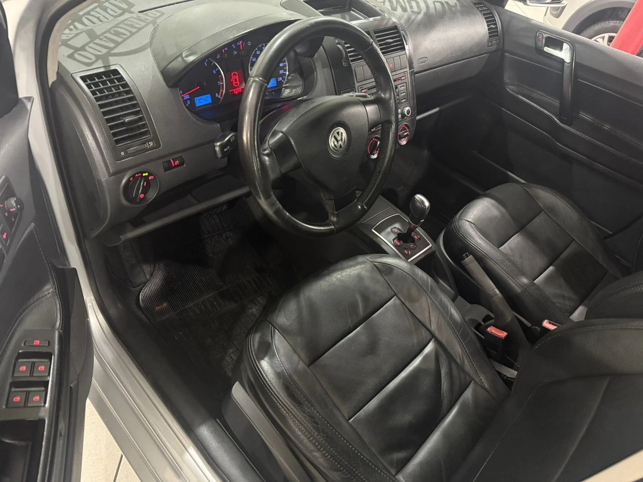 VOLKSWAGEN POLO SEDAN