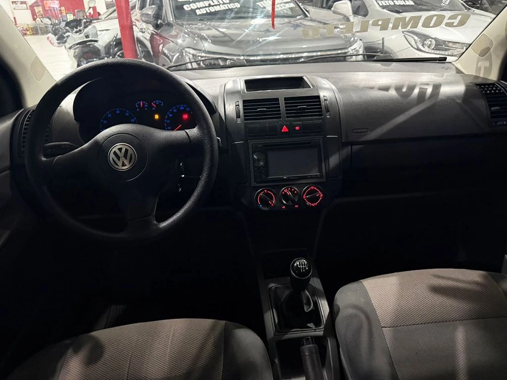 VOLKSWAGEN POLO SEDAN