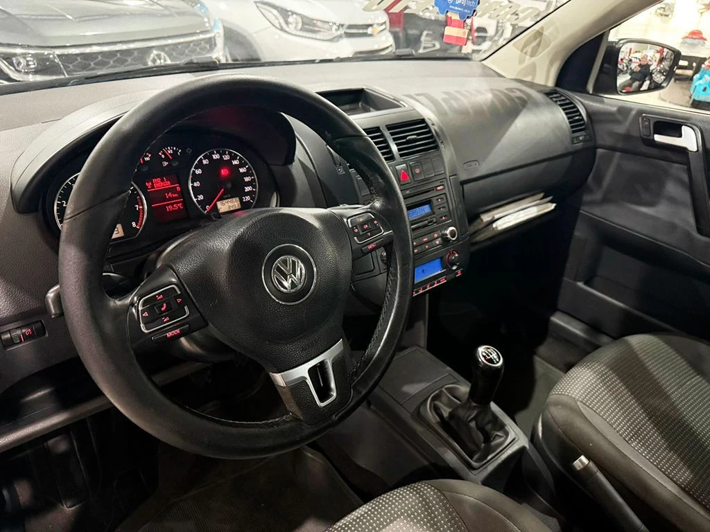 VOLKSWAGEN POLO SEDAN