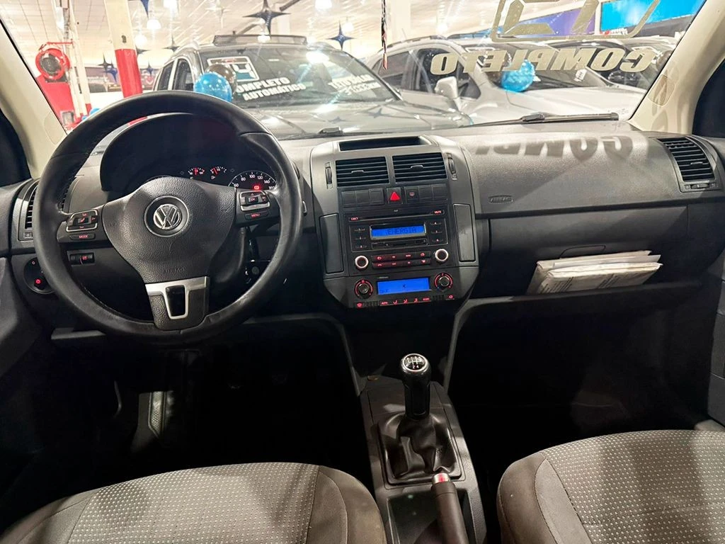 VOLKSWAGEN POLO SEDAN