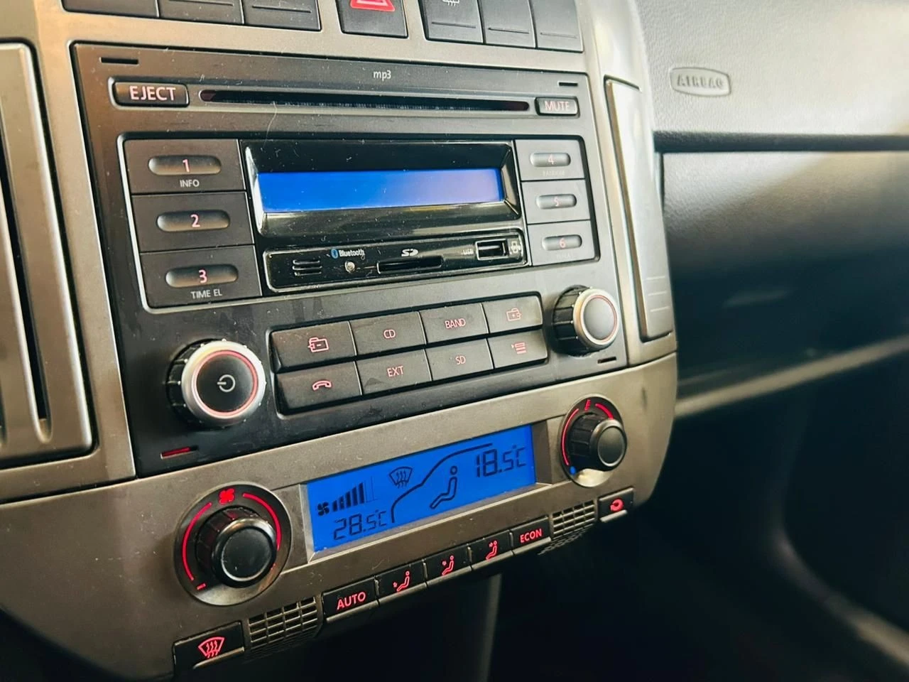 VOLKSWAGEN POLO SEDAN