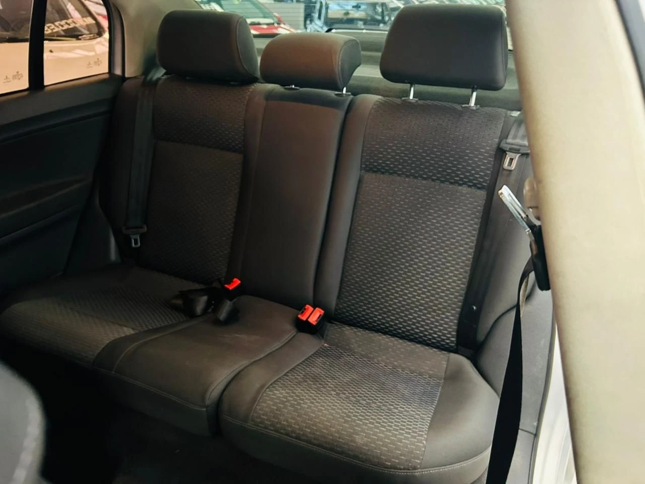 VOLKSWAGEN POLO SEDAN