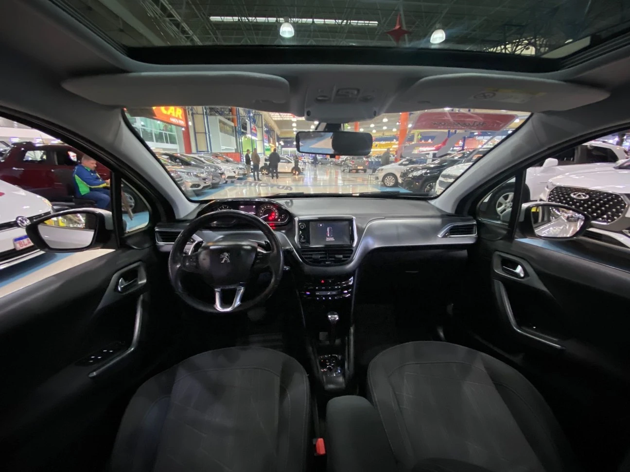 PEUGEOT 208