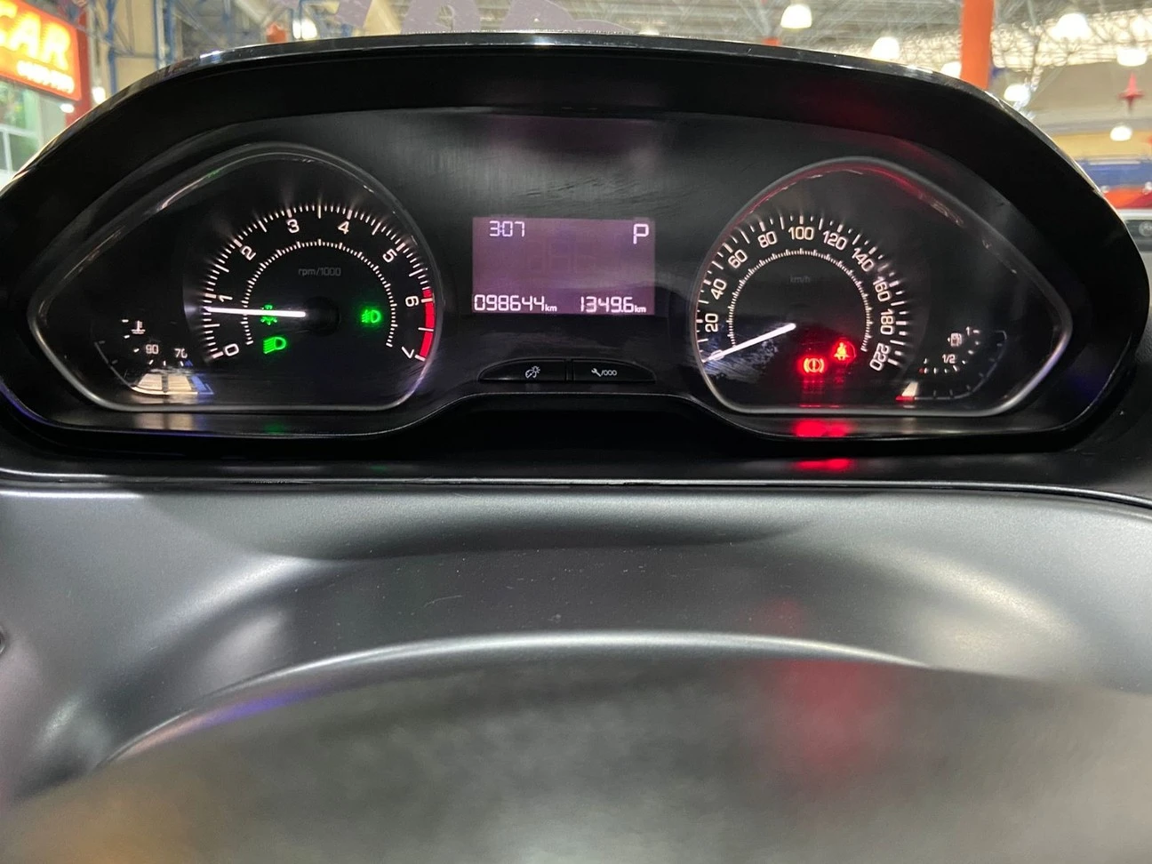 PEUGEOT 208