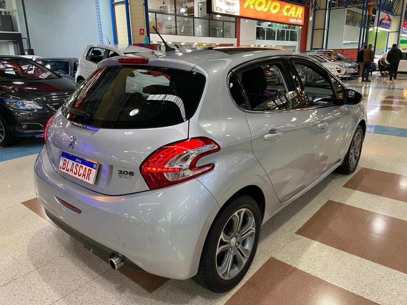 PEUGEOT 208