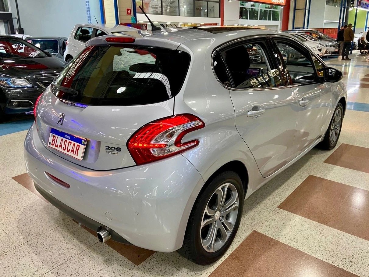 PEUGEOT 208