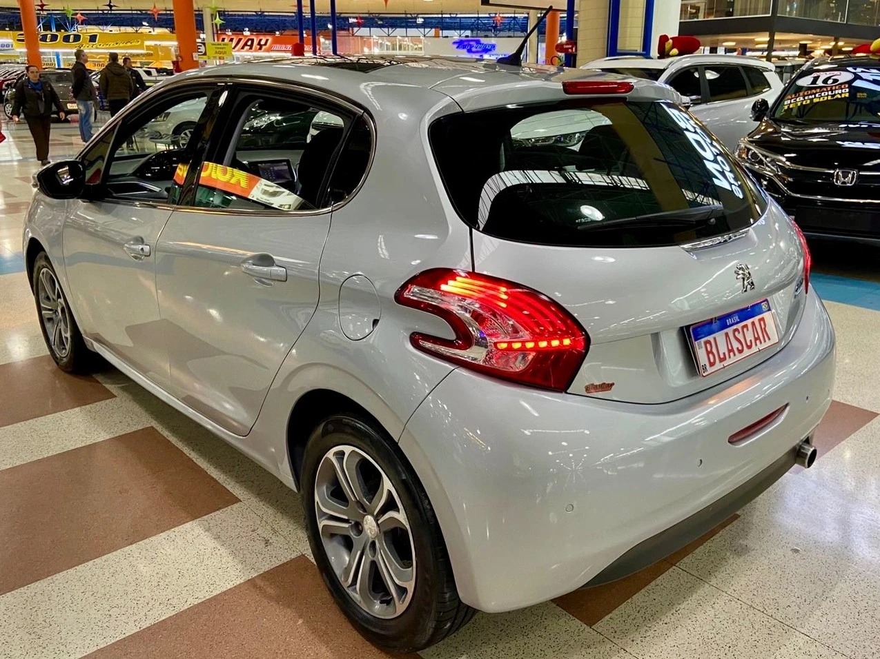 PEUGEOT 208
