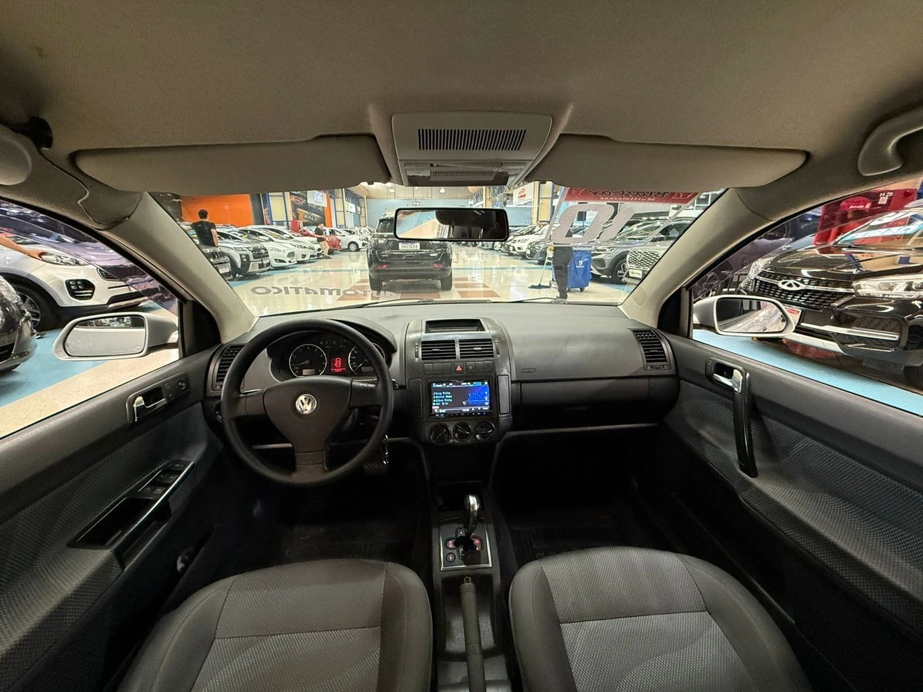 VOLKSWAGEN POLO SEDAN