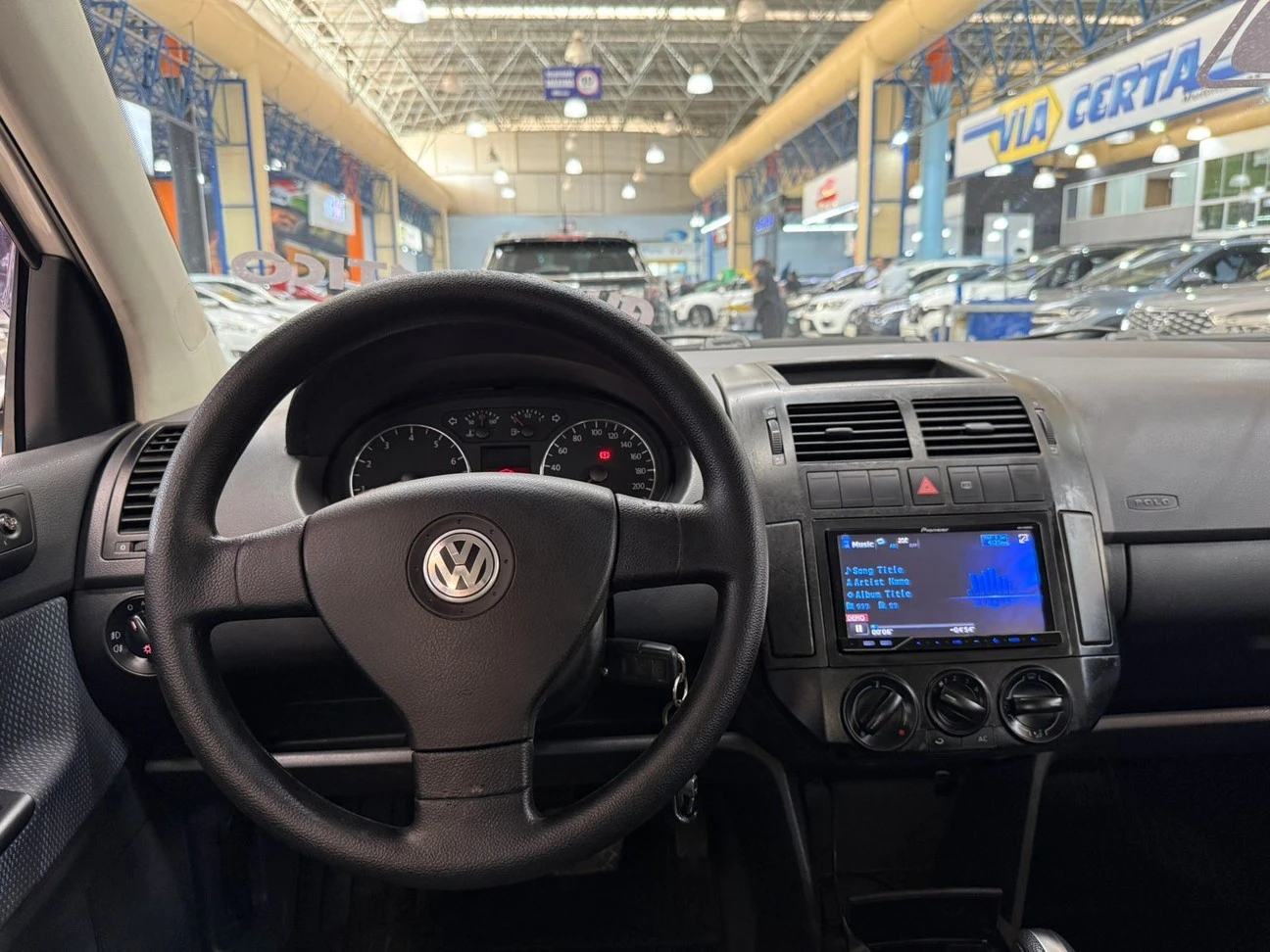 VOLKSWAGEN POLO SEDAN