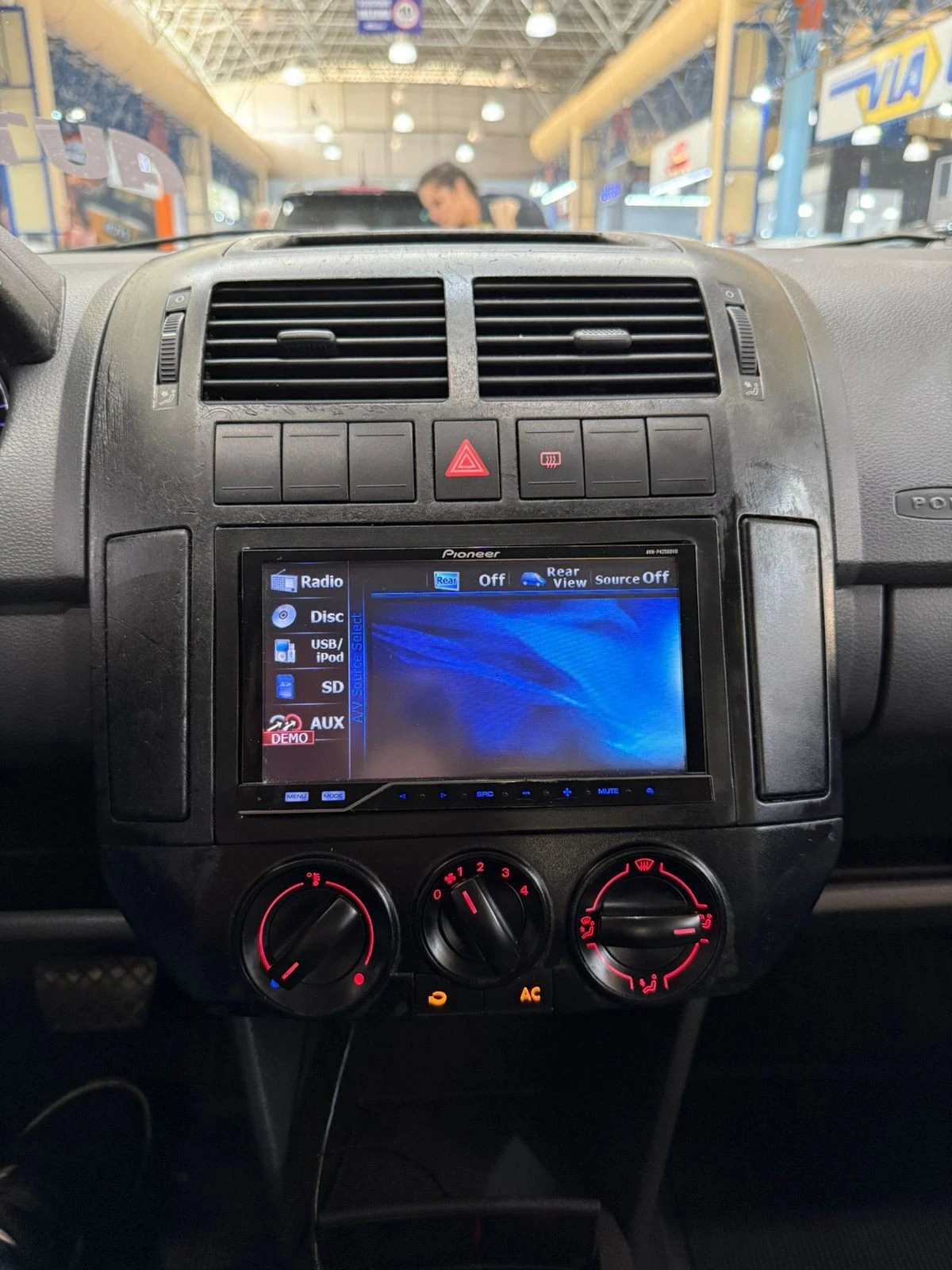 VOLKSWAGEN POLO SEDAN