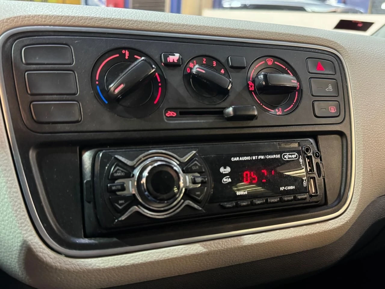 VOLKSWAGEN UP