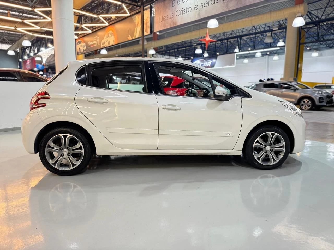 PEUGEOT 208