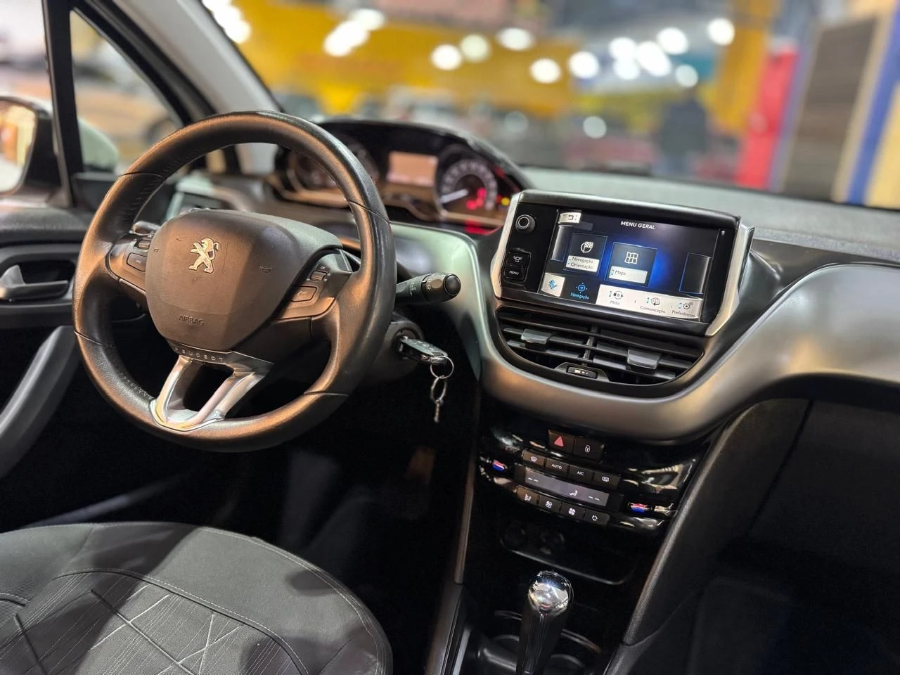 PEUGEOT 208