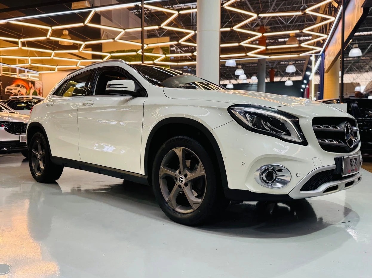 MERCEDES-BENZ GLA 200