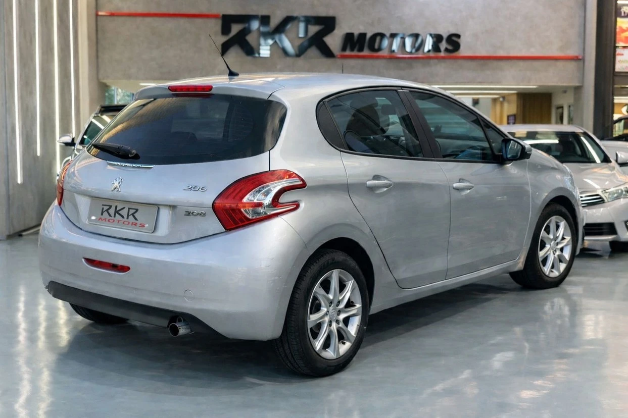 PEUGEOT 208