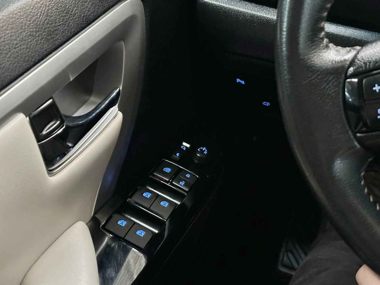 TOYOTA HILUX SW4
