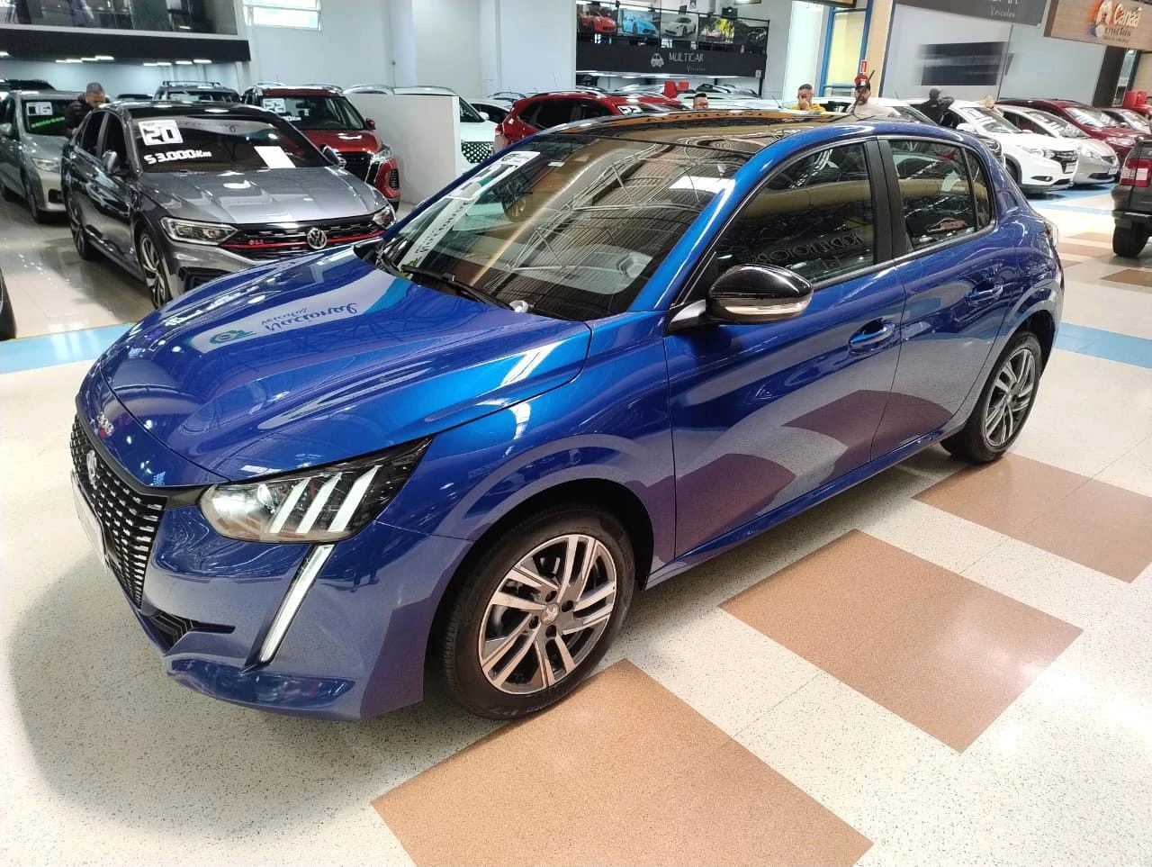PEUGEOT 208