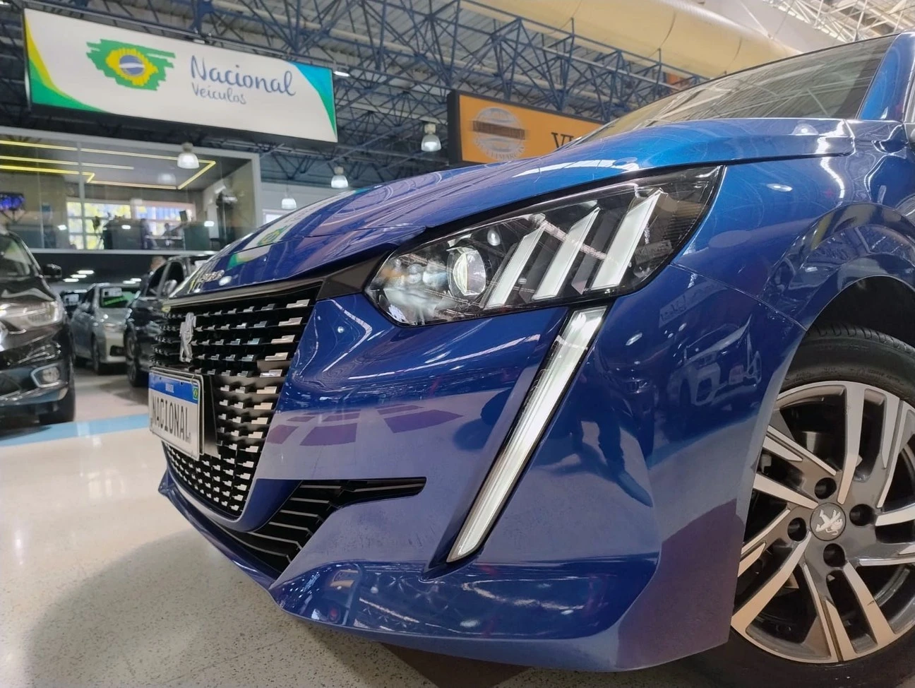 PEUGEOT 208