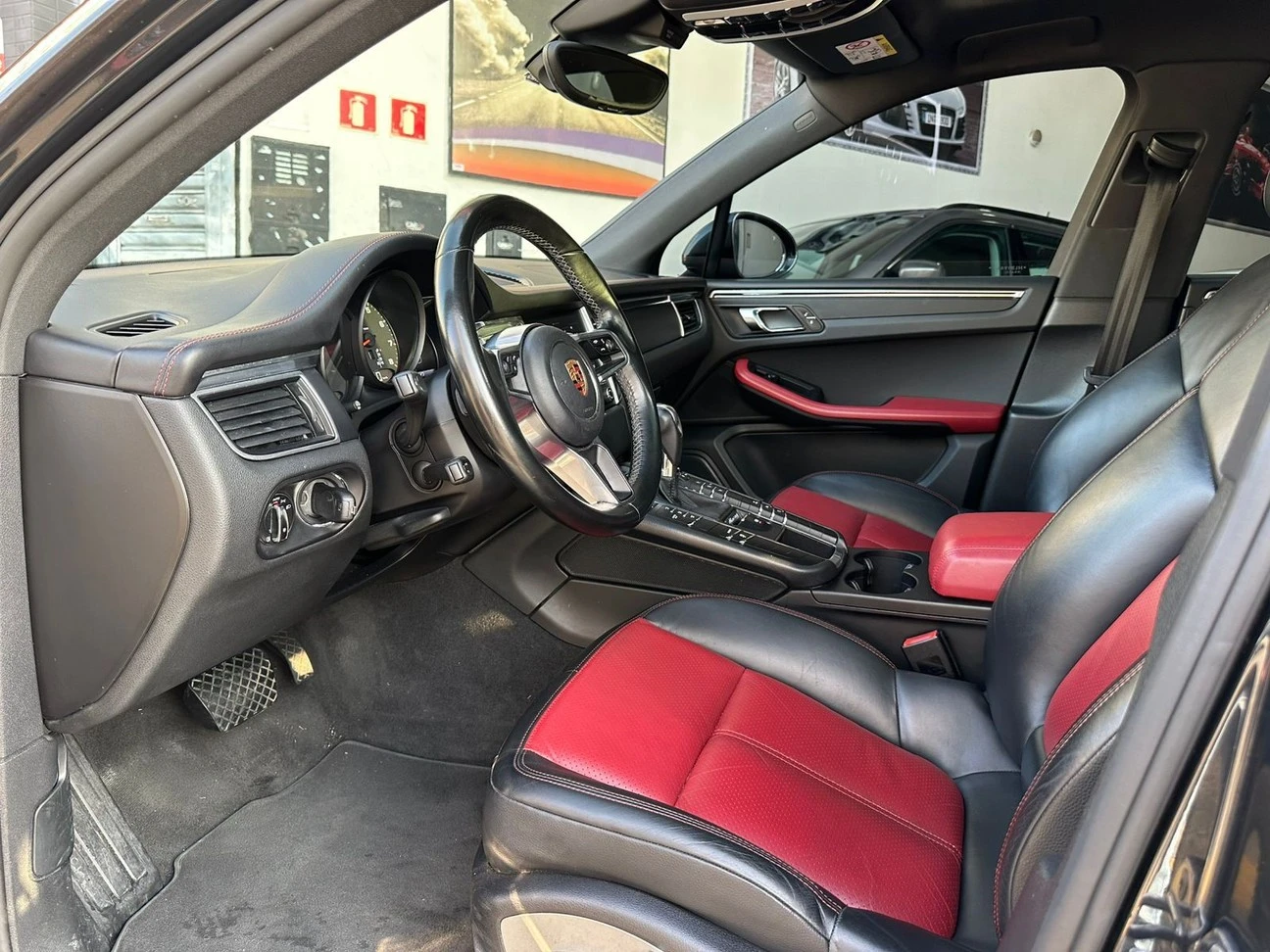 PORSCHE MACAN