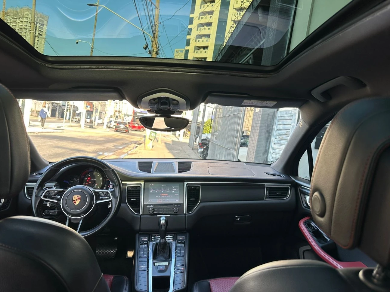 PORSCHE MACAN