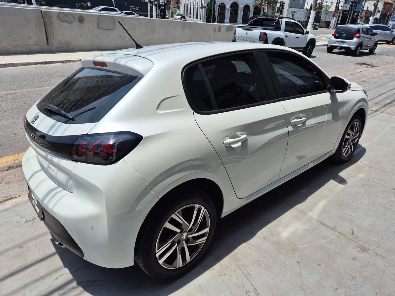 PEUGEOT 208